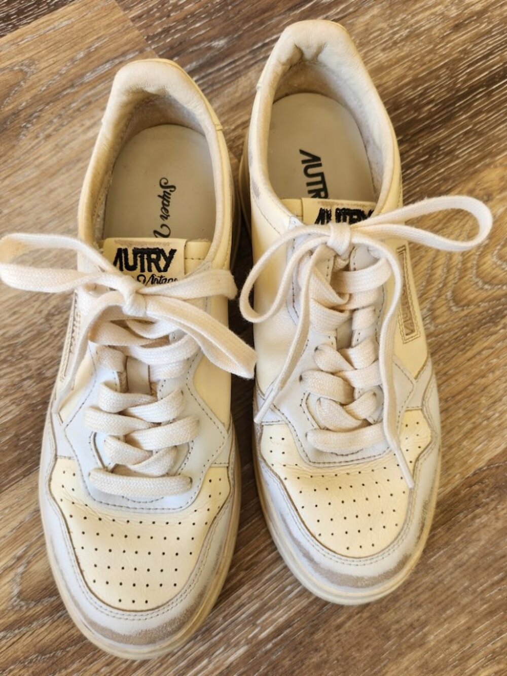 Autry Medalist Low Super Vintage Sneakers EU 40 US 9 Cream Distressed Leather